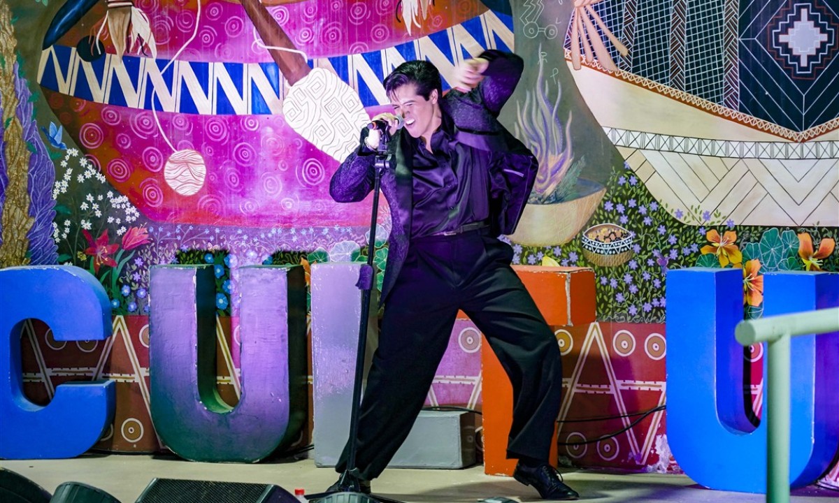 fiebre-mundialera-y-doble-de-elvis-presley-3-medium